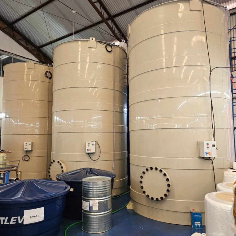 Tanque PP com agitador industrial - Meta Industrial