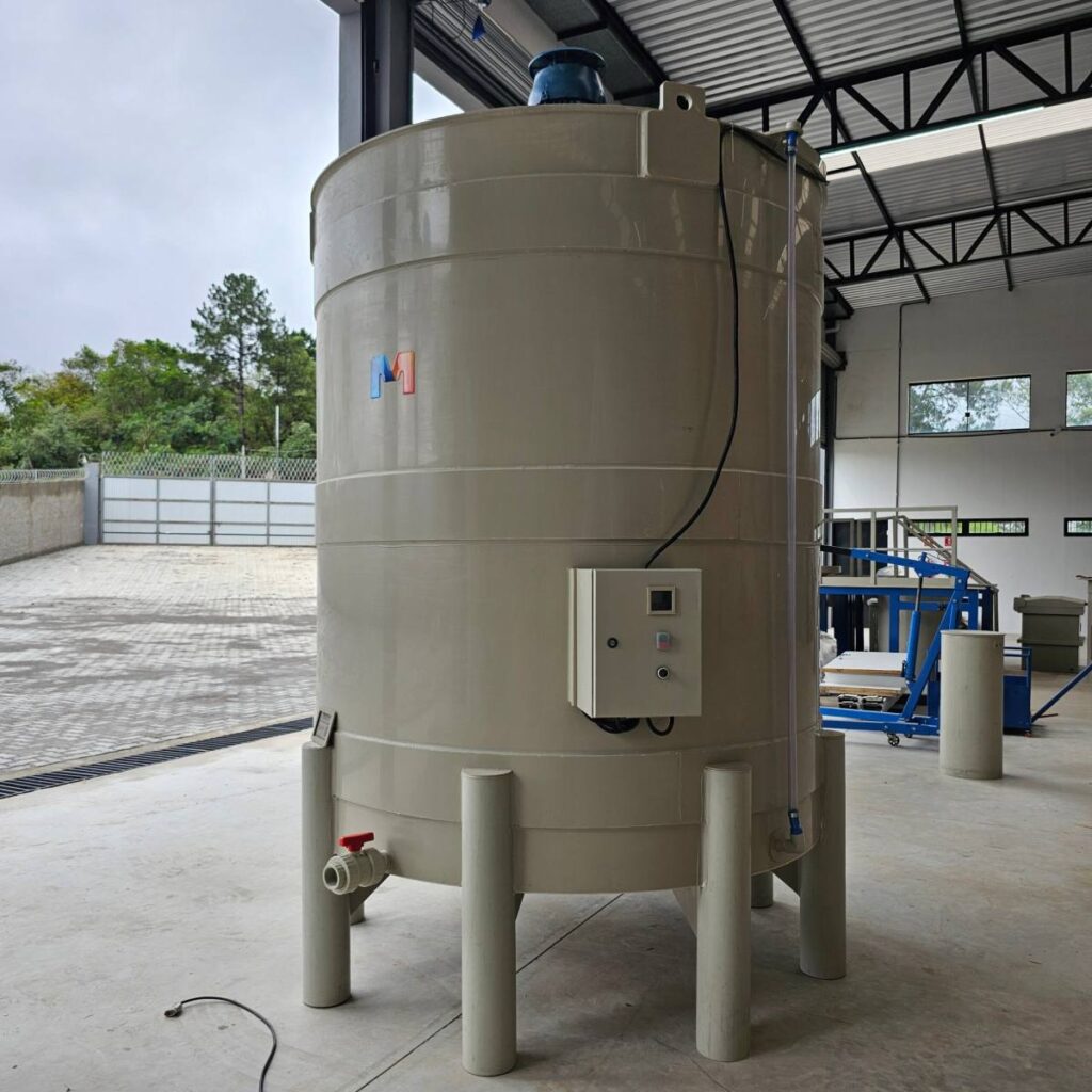 Tanque PP + Agitador Industrial com Elevação - Meta Industrial